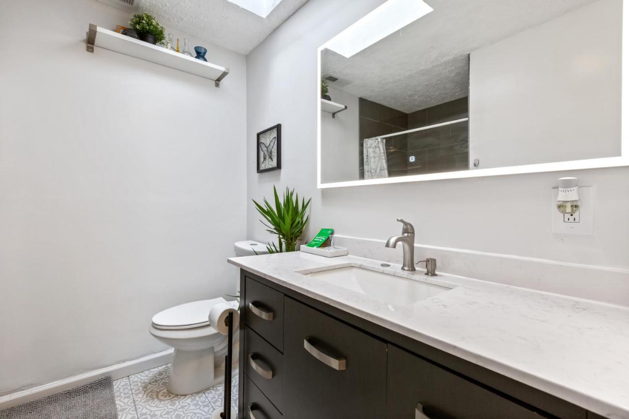 Pristine Townhouse With Rooftop Deck Near Canton! Baltimore Kültér fotó